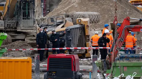 Police officers and railway employees stand next to an overturned wheel loader at a construction site after a WWII-era bomb detonated on Wednesday. Several people were injured in the explosion. Photo: Sven Hoppe/dpa.