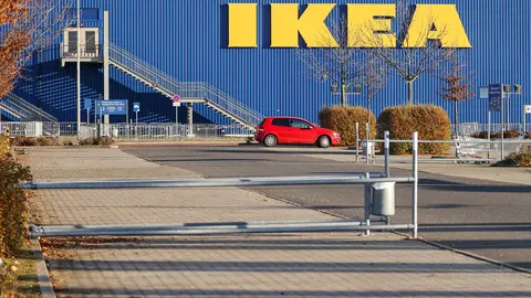FILED - 14 December 2020, Saxony-Anhalt, Guenthersdorf: A general view of an IKEA branch in Guenthersdorf. Six customers and 25 employees of IKEA had to spend the night on beds and sofas at the furniture shop due to a heavy snowfall in Denmark on Wednesday evening, according to public broadcaster DR. Photo: Jan Woitas/dpa-Zentralbild/dpa.