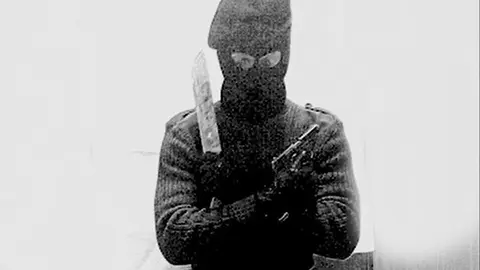 Person disguised as a terrorist. Photo: Image distributed by the Police, as part of the seized materials that are under investigation.