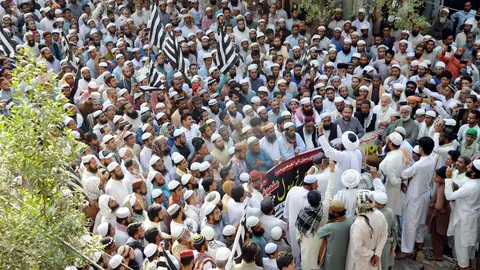 FILED - Activists of Jamiat Ulema-e-Islam Sunni Deobandi political party protest in this file shot from Noivember 2, 2018, against the acquittal of Christian woman Aasia Bibi who was accused of blasphemy by a Pakistani court and received a sentence of death by hanging in 2010. Photo: -/PPI via ZUMA Wire/dpa.