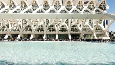 03 December 2021, Spain, Valencia: People queue at the Principe Felipe Science Museum before receiving their anti-coronavirus vaccine jabs during a vaccination campaign. Photo: Rober Solsona/EUROPA PRESS/dpa.
