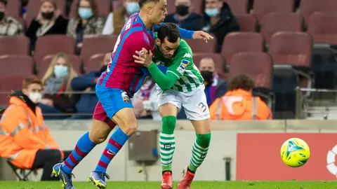 04 December 2021, Spain, Barcelona: Real Betis' Juanmi (R) and Barcelona's Sergino Dest battle for the ball during the Spanish La Liga soccer match between FC Barcelona and Real Betis at Camp Nou. Photo: Gerard Franco/DAX via ZUMA Press Wire/dpa.
