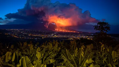 19 November 2021, Spain, La Palma: Smoke and Lava flow from the volcano in Cumbre Vieja area, during its eruption in La Palma on the Canary Islands. Photo: Kike Rincón/EUROPA PRESS/dpa.