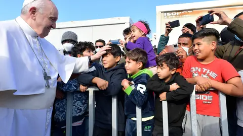 05 December 2021, Greece, Lesbos: Pope Francis (L) greets refugees during his visit to the Reception and Identification Centre (RIC) in Mitilini on the island of Lesbos in Greece. Pope Francis is returning to the island of Lesbos, the migration hotspot he first visited in 2016, to plead for better treatment of refugees, as attitudes toward immigrants harden across Europe. Photo: Vatican Media/ANSA via ZUMA Press/dpa.