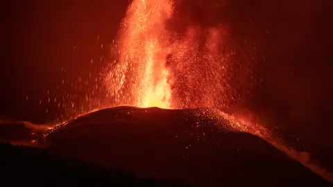 18 November 2021, Spain, La Palma: Smoke and Lava flow from the volcano in Cumbre Vieja area, during its eruption in La Palma on the Canary Islands. Photo: Kike Rincón/EUROPA PRESS/dpa.