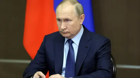 HANDOUT - Russian President Vladimir Putin chairs a meeting with members of the government via a video link. Photo: -/Kremlin/dpa - ATTENTION: editorial use only and only if the credit mentioned above is referenced in full.