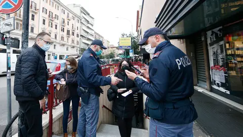 06 December 2021, Italy, Rome: Police officers check passengers' Coronavirus health passes, known as the Green Pass, in front of the entrance of a subway station in Rome. Photo: Cecilia Fabiano/LaPresse via ZUMA Press/dpa.