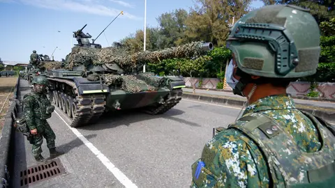 11 November 2021, Taiwan, Tainan: Taiwanese soldiers stand guard as tanks are deployed during a shore defence operation as part of a military exercise simulating the defence against the intrusion of the Chinese military, amid rising tensions between Taipei and Beijing. Photo: Daniel Ceng Shou-Yi/ZUMA Press Wire/dpa.