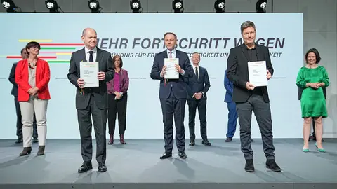 07 December 2021, Berlin: (Front L-R) Saskia Esken, Olaf Scholz, Christian Lindner, Robert Habeck, Annalena Baerbock, pose for a photo during the signing of the coalition agreement between the Social Democratic Party (SPD), Alliance 90/The Greens (Buendnis 90/die Gruenen), and the Free Democratic Party (FDP) to form the new German government. Photo: Michael Kappeler/dpa.