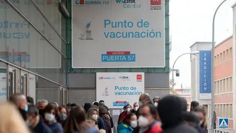 23 November 2021, Spain, Madrid: People queue outside the Wizink Center to receive their third dose of the COVID-19 vaccine. Photo: Alberto Ortega/EUROPA PRESS/dpa.