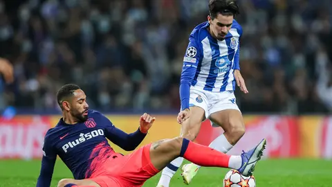 07 December 2021, Portugal, Porto: Porto's Vitor Ferreira (R) and Atletico Madrid's Matheus Cunha battle for the ball during the UEFA Champions League Group B soccer match between FC Porto and Atletico Madrid at Dragon's Stadium. Photo: Miguel Pereira/Atlantico Press via ZUMA Press/dpa.