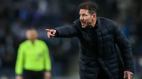 07 December 2021, Portugal, Porto: Atletico Madrid head coach Diego Simeone gestures on the touchline during the UEFA Champions League Group B soccer match between FC Porto and Atletico Madrid at Dragon's Stadium. Photo: Miguel Pereira/Atlantico Press via ZUMA Press/dpa.