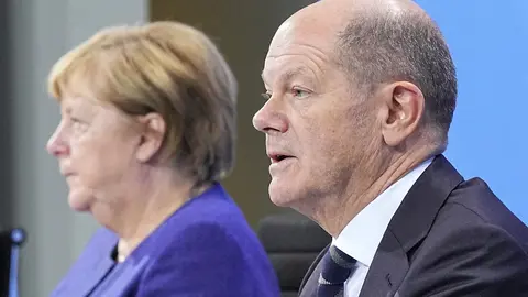 Acting German Chancellor Angela Merkel (L), and Olaf Scholz, Acting German Minister of Finance, take part in a press conference at the Federal Chancellery following the Chancellor's video conference with the Minister Presidents. Photo: Michael Kappeler/dpa POOL/dpa.