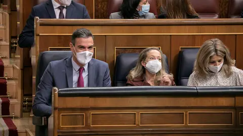 Prime Minister Pedro Sanchez (L) with Minister of Economic Affairs Nadia Calvino (C) and Minister of Employment Yolanda Diaz in Parliament. Photo: Eva Ercolanese/PSOE.