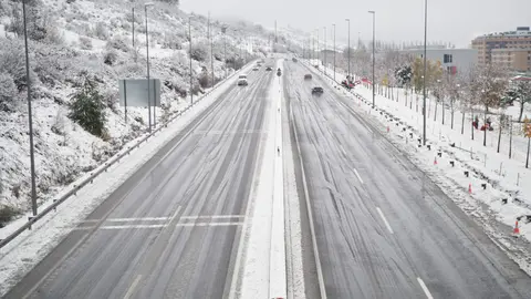 28 November 2021, Spain, Pamplona: A general view of a snowy road after a heavy snowfall. Photo: Eduardo Sanz/EUROPA PRESS/dpa.