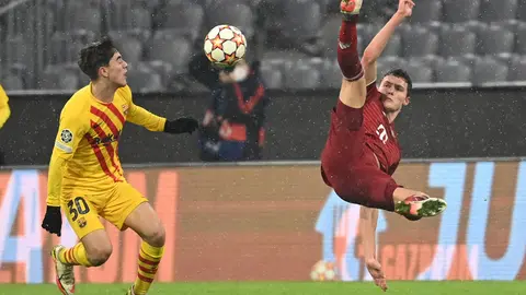 08 December 2021, Bavaria, Munich: Bayern's Benjamin Pavard (R) and Barcelona's Gavi battle for the ball during the UEFA Champions League Group E soccer match between FC Bayern Munich and FC Barcelona at Allianz Arena. Photo: Sven Hoppe/dpa.
