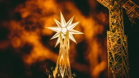 08 December 2021, Spain, Barcelona: A general view of the giant illuminated star placed atop the tower of Barcelona's Sagrada Familia. Photo: Matthias Oesterle/ZUMA Press Wire/dpa.