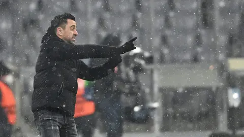 08 December 2021, Bavaria, Munich: Barcelona coach Xavi gestures on the touchline during the UEFA Champions League Group E soccer match between FC Bayern Munich and FC Barcelona at Allianz Arena. Photo: Sven Hoppe/dpa.