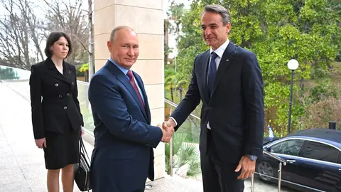 HANDOUT - 08 December 2021, Russia, Sochi: Russian President Vladimir Putin (L) welcomes Greek Prime Minister Kyriakos Mitsotakis at the Black Sea resort of Sochi. Photo: -/Kremllin/dpa - ATTENTION: editorial use only and only if the credit mentioned above is referenced in full.