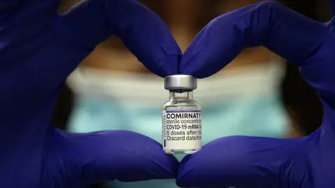05 December 2021, United Kingdom, London: A health worker holds a vial containing Pfizer/BioNTech COVID-19 booster vaccine. People are urged to get a COVID-19 booster jab to limit the spread of the Omicron variant. Photo: Dinendra Haria/SOPA Images via ZUMA Press Wire/dpa.