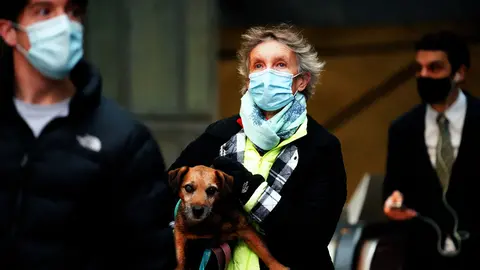 30 November 2021, United Kingdom, London: Commuters in Canary Wharf underground tube station wear face coverings as mask wearing on public transport becomes mandatory to contain the spread of the Omicron Covid-19 variant. Photo: Victoria Jones/PA Wire/dpa.