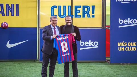 17 November 2021, Spain, Barcelona: FC Barcelona's new Brazilian player Dani Alves (R) poses with FC Barcelona's president Joan Laporta (L) during his presentation at Camp Nou Stadium. Photo: Thiago Prudencio/DAX via ZUMA Press Wire/dpa.