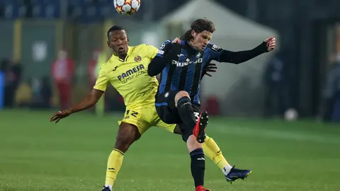 09 December 2021, Italy, Bergamo: Atalanta's Hans Hateboer (R) and Villarreal's Pervis Estupinan battle for the ball during the UEFA Champions League Group F soccer match between Atalanta BC and Villarreal CF at Gewiss Stadium. Photo: Francesco Scaccianoce/LPS via ZUMA Press Wire/dpa.