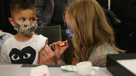 23 November 2021, Canada, Toronto: A child who is part of the Hospital for Sick Children family between the ages of 5 and 11 years of age receives the COVID-19 vaccine, at the Metro Toronto Convention Centre. Photo: Steve Russell/The Canadian Press via ZUMA/dpa.
