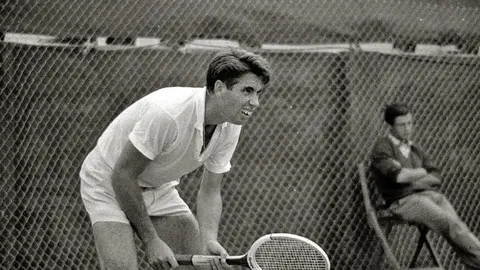 Manolo Santana during a Davis Cup match at the San Sebastián Tennis Club. Photo: Paco Marin / Kutxa Fototeka under Creative Commons License.