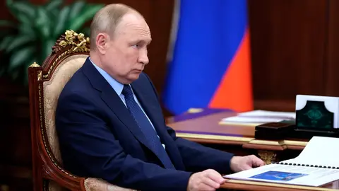 Russian President Vladimir Putin holds a face-to-face meeting with the Chairman of KAZ Minerals Oleg Novachuk, at the Kremlin, December 2, 2021 in Moscow, Russia. (Credit Image: © Mikhail Metzel/Kremlin Pool/Planet Pix via ZUMA Press Wire Photo: Mikhail Metzel/Kremlin Pool/Planet Pix via ZUMA Press Wire/dpa.