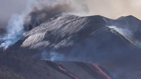 29 November 2021, Spain, La Palma: Lava flows out of the Cumbre Vieja volcano through Los Llanos. Photo: -/EUROPA PRESS/dpa.