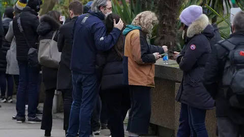 13 December 2021, United Kingdom, Sevenoaks: People queue in front of St Thomas' Hospital before receiving their booster jabs. Everyone over 18 in England will be offered booster jabs as of this week, Prime Minister Boris Johnson said on Sunday night, as he declared an Omicron emergency. Photo: Kirsty O'connor/PA Wire/dpa.
