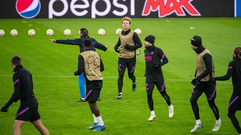 07 December 2021, Bavaria, Munich: Barcelona players take part in a training session for the team at the Allianz Arena ahead of Wednesday's UEFA Champions League Group E soccer match against Bayern Munich. Photo: Matthias Balk/dpa.