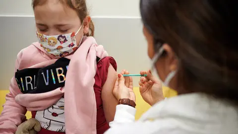 13 December 2021, North Rhine-Westphalia, Plettenberg: Vienne Durieux (7) receives a Biontech anti-coronavirus vaccine at the practice office of pediatrician Michael Achenbach. Photo: Bernd Thissen/dpa - ACHTUNG: Nur zur redaktionellen Verwendung im Zusammenhang mit der aktuellen Berichterstattung, nur mit vollständiger Nennung des vorstehenden Credits und Verwendung nur im vollen Format..