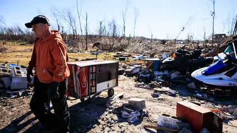 December 12, 2021, Dawson Springs, United States: A Coke machine is removed from a home of a man who died after a tornado tore through rural Kentucky.. Multiple tornadoes touched down in several midwestern states late Friday evening causing widespread destruction and leaving an estimated 70-plus people dead. (Credit Image: © Jeremy Hogan/SOPA Images via ZUMA Press Wire Photo: Jeremy Hogan/SOPA Images via ZUMA Press Wire/dpa