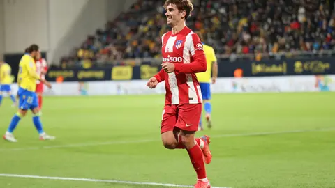 28 November 2021, Spain, Cadiz: Atletico Madrid's Antoine Griezmann celebrates scoring his side's second goal during the Spanish La Liga soccer match between Cadiz CF and Atletico Madrid at Nuevo Mirandilla Stadium. Photo: Jose Luis Contreras/DAX via ZUMA Press Wire/dpa.