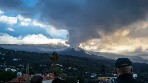 12 December 2021, Spain, La Palma: A group of people watch the eruption of the Cumbre Vieja volcano. Flights were interrupted to La Palma in the Canary Islands on Tuesday due to an ongoing volcanic eruption. Photo: Delmi Álvarez/EUROPA PRESS/dpa.