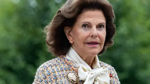 FILED - 08 September 2021, Sweden, Stockholm: Queen Silvia of Sweden and Elke Buedenbender (not pictured), wife of German President Frank-Walter Steinmeier, walk from Drottningholm Palace to the Drottningholm Theatre. Queen Silvia has cancelled a trip to see the World Expo in Dubai due to a cold. Photo: Bernd von Jutrczenka/dpa.
