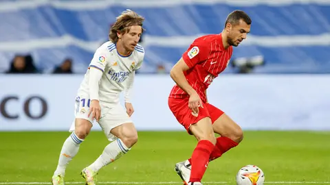28 November 2021, Spain, Madrid: Sevilla's Joan Jordan (R) and Real Madrid's Luka Modric battle for the ball during the Spanish La Liga soccer match between Real Madrid and Sevilla FC at Santiago Bernabeu Stadium. Photo: -/DAX via ZUMA Press Wire/dpa.