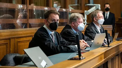 15 December 2021, Berlin: The defendant's lawyers, Christian Koch (l-r), Ingmar Pauli and Robert Unger sit in the courtroom at the "Tiergarten murder" trial. More than two years after the fatal shooting of a Georgian of Chechen descent in the middle of Berlin, a 56-year-old Russian has been sentenced to life in prison. Photo: Christophe Gateau/dpa Pool/dpa.