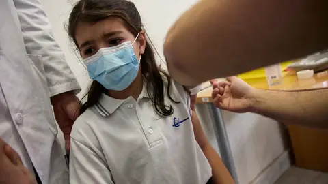 15 December 2021, Spain, Madrid: A girl receives a dose Coronavirus vaccine at La Paz Hospital in Madrid. Photo: Jesús Hellín/EUROPA PRESS/dpa.