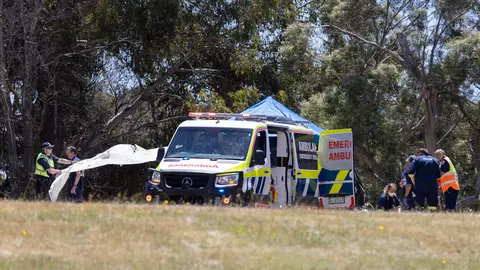 Emergency services personnel on scene at Hillcrest Primary School in Devonport, Tasmania, Thursday, December 16, 2021. Several children have suffered serious injuries in northwest Tasmania after falling about 10 metres from a jumping castle that was blown into the air. (AAP Image/Grant Wells) NO ARCHIVING Photo: Grant Wells/AAP/dpa.