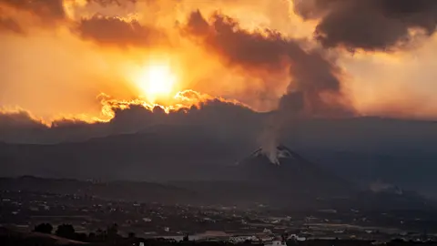 16 November 2021, Spain, La Palma: The Cumbre Vieja volcano spews ash clouds. Lava from the La Palma volcano has already covered more than a 1,000 hectares of land since its eruption on 19 September 2021. Photo: Kike Rincón/EUROPA PRESS/dpa