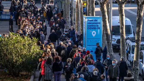 15 December 2021, Spain, Barcelona: People queue in front of the vaccination center installed at the Fira de Barcelona before receiving their Coronavirus vaccine booster dose. Photo: Paco Freire/SOPA Images via ZUMA Press Wire/dpa.