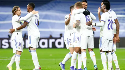 07 December 2021, Spain, Madrid: Real Madrid's Toni Kroos (C) celebrates scoring his side's first goal of the game with his teammates during the UEFA Champions League Group D soccer match between Real Madrid and Inter Milan at Santiago Bernabeu Stadium. Photo: Apo Caballero/DAX via ZUMA Press Wire/dpa.