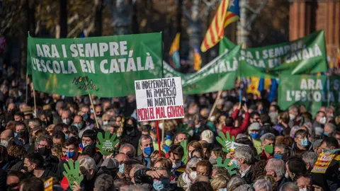 18 December 2021, Spain, Barcelona: People gather with signs and banners during a demonstration in support of an education system that guarantees the learning of the Catalan language in the schools of Catalonia. Photo: Lorena Sopêna/EUROPA PRESS/dpa.