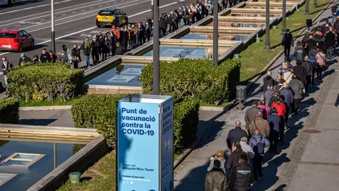 15 December 2021, Spain, Barcelona: People queue in front of the vaccination center installed at the Fira de Barcelona before receiving their Coronavirus vaccine booster dose. Photo: Paco Freire/SOPA Images via ZUMA Press Wire/dpa.