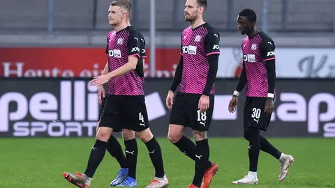 19 December 2021, North Rhine-Westphalia, Duisburg: Osnabrueck's Aaron Opoku (R) leaves the stadium with teammates after racist insults from the stands during the German third Liga soccer match between MSV Duisburg and VfL Osnabrueck at Schauinsland-Reisen Arena. Photo: Revierfoto/dpa.