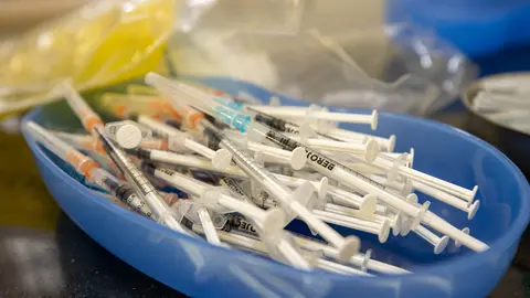 Empty and still unused syringes lie in a tray, which are to be used to inoculate the Moderna mRNA vaccine in the State Art Collections in Dresden. In Saxony, the vaccination rate is the lowest in Germany. Photo: Daniel Schäfer/dpa-Zentralbild/dpa.