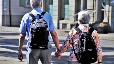 A retired tourist couple, sightseeing. Photo: Pixabay.